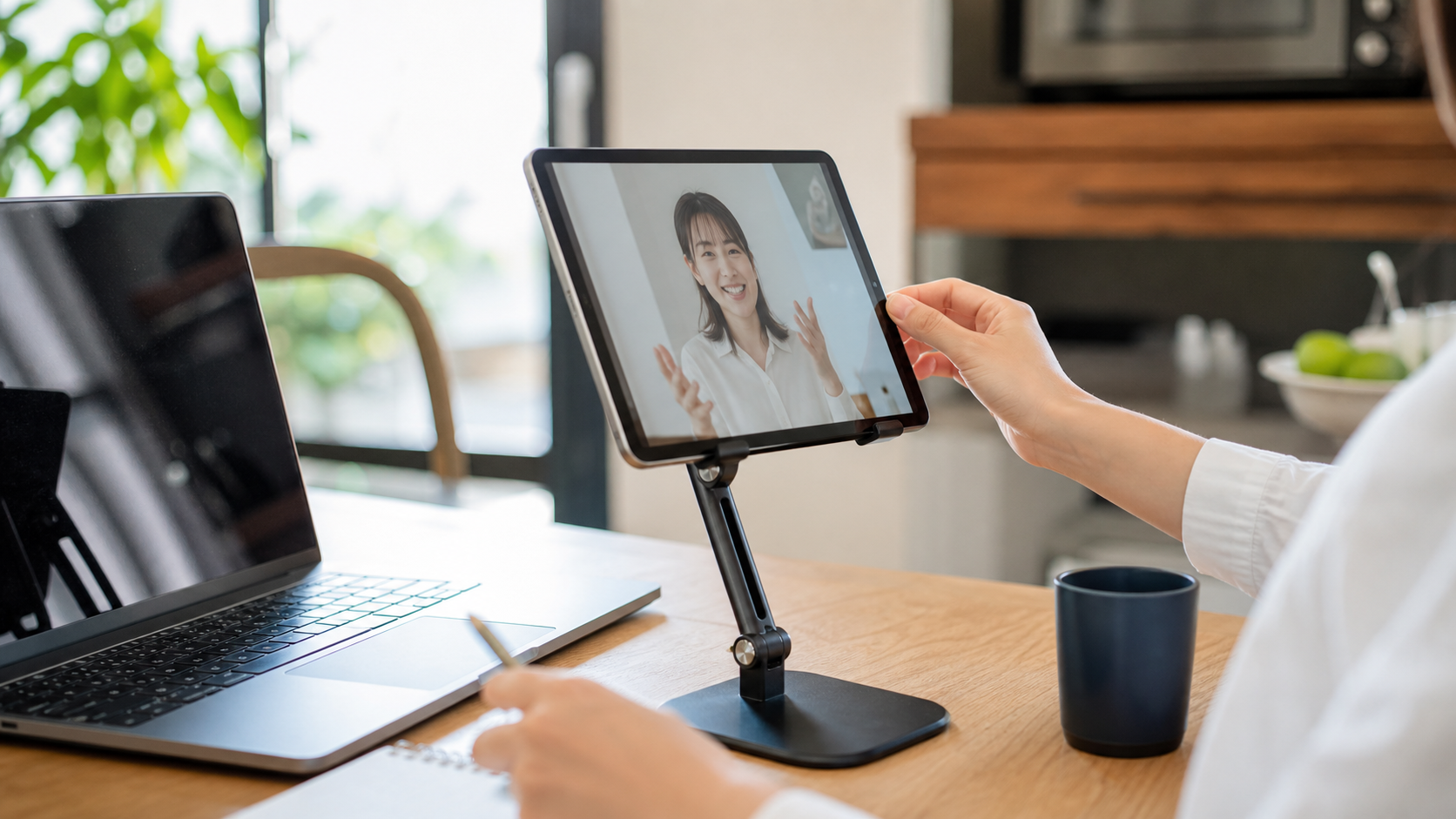 タブレットスタンドのおすすめ商品を選ぶ場面がわかる利用シーン